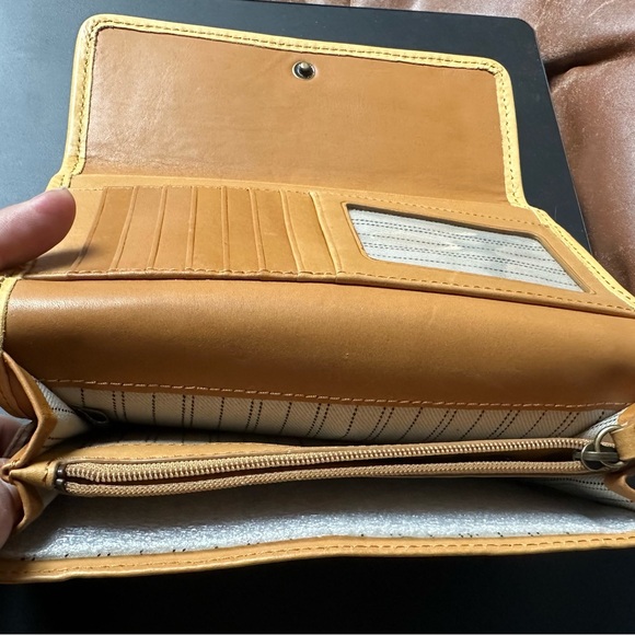 Frye Leather Wallet with Embossed Logo-  older Melissa style - Picture 5 of 8